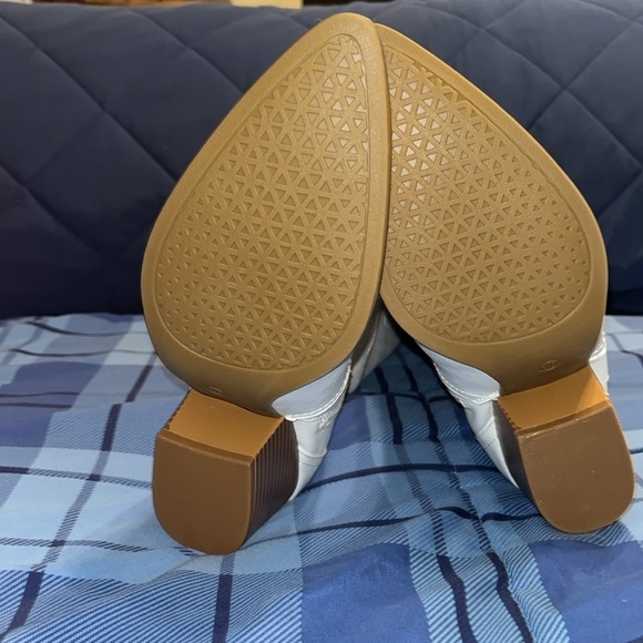 White Western-Style zip up Women's Boots - Picture 7 of 7